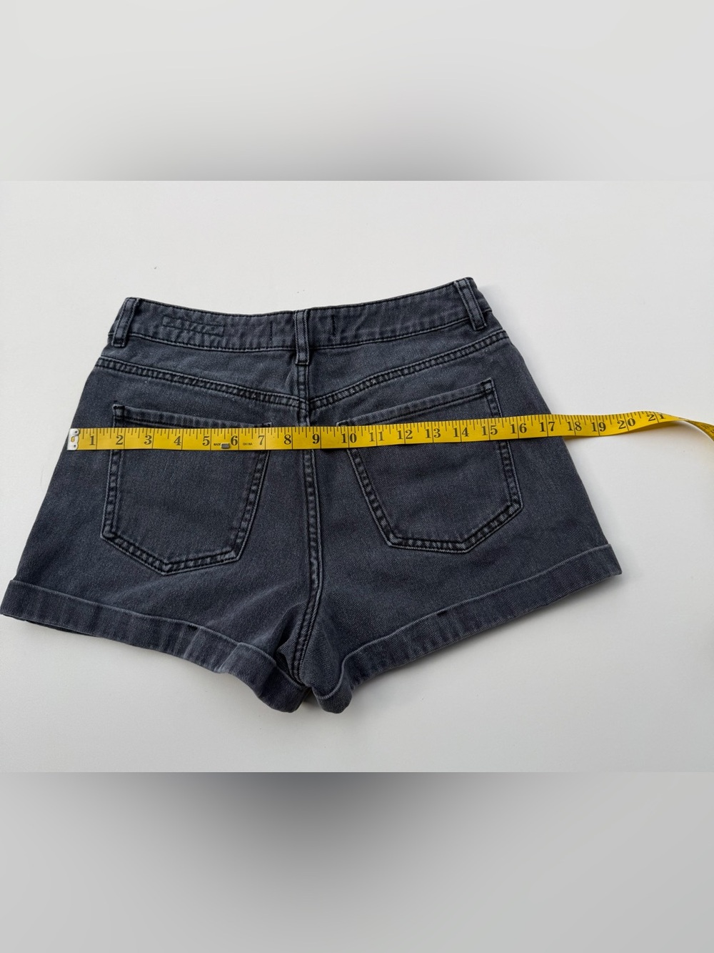 Pacsun Charcoal Gray High Rise Jean Mom Shorts 26 Baddie Washed Faded Black EUC - Picture 10 of 11